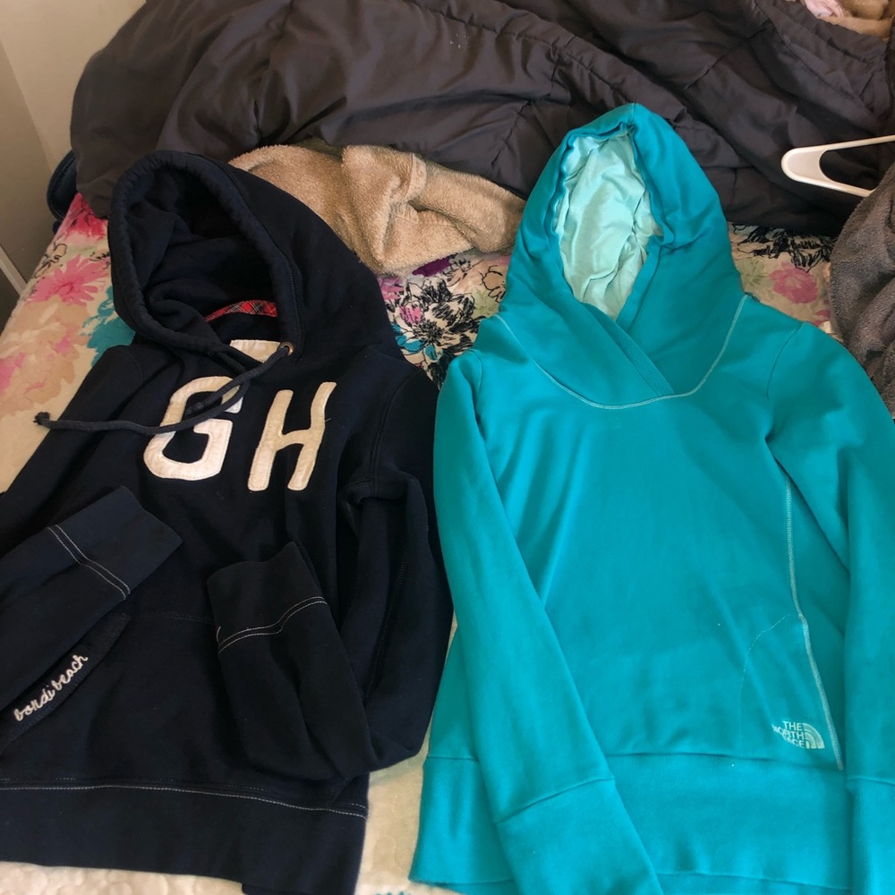 The north face a gilly Hicks sweaters